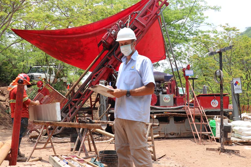 Condor Gold Jefe de geología supervisando la perforación